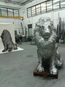 Scultura leone realizzata con 4.000 piastrine inox  - peso 3 quintali - altezza 3 mt   